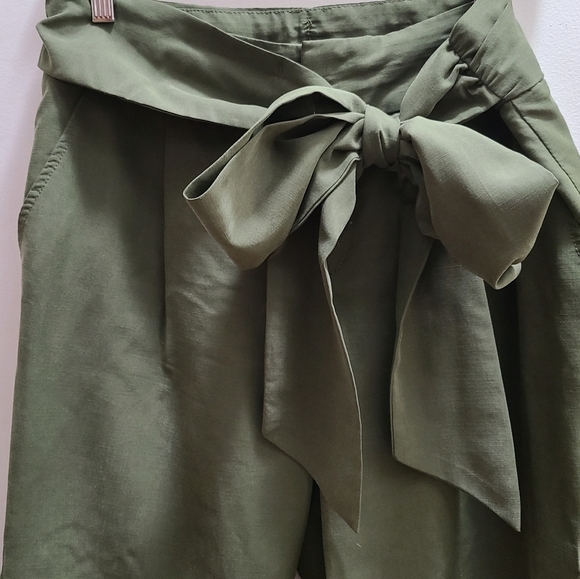Anthropologie green trousers.  Size 8. - Picture 2 of 5